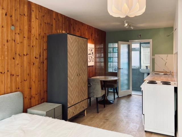 Flat for rent in Upton Park, Greater London
