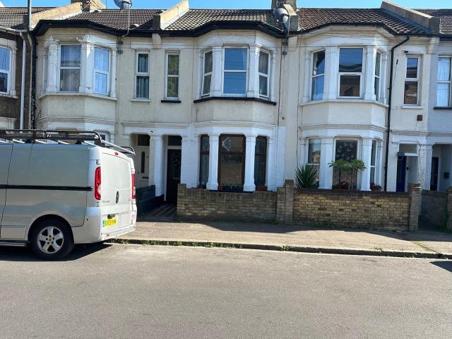 Flat for rent in Kursaal Estate, Alton Barnes