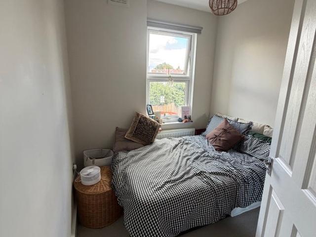Flat for rent in Furzedown, Greater London