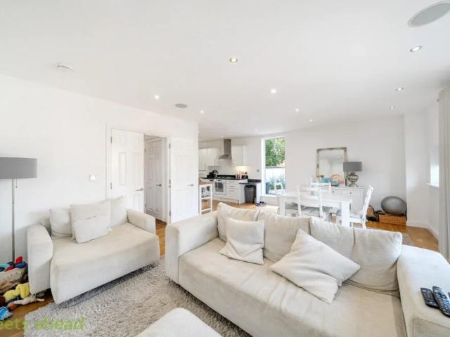 Flat for rent in London Borough of Croydon, Purley