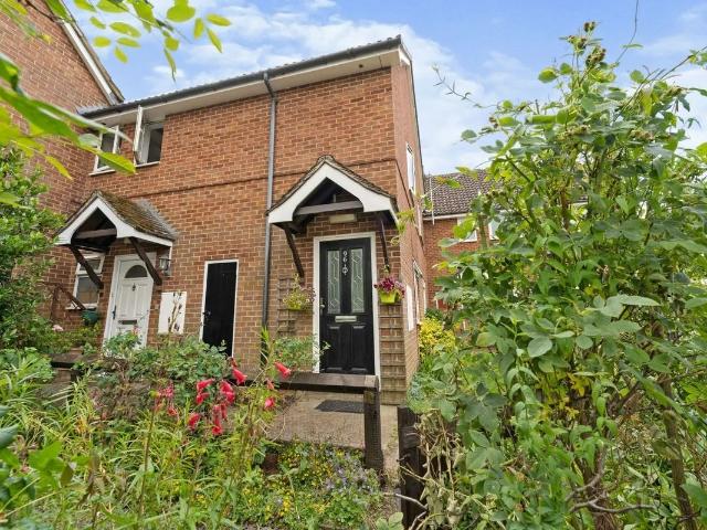 Flat for rent in Farncombe, Waverley