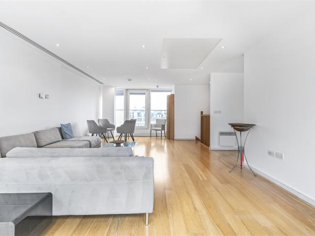 Flat for rent in South Lambeth, Greater London