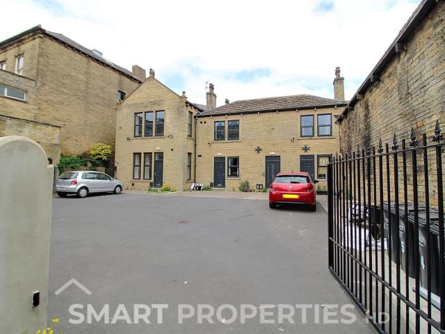 Flat for rent in Woolshops, Calderdale