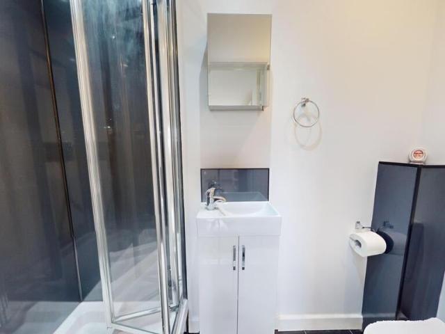 Flat for rent in London Borough of Brent, Greater London