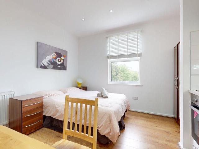 Flat for rent in Cricklewood, Cricklewood