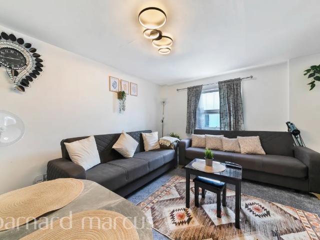 Flat for rent in Bellenden, Greater London