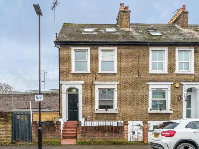 Flat for rent in London Borough of Hounslow, Greater London