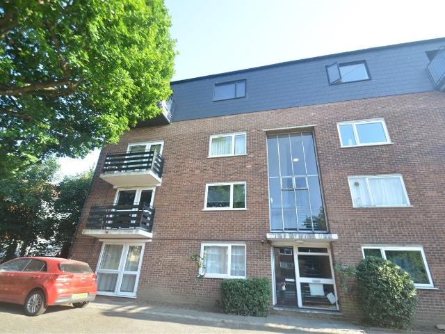 Flat for rent in Pickhurst, Greater London