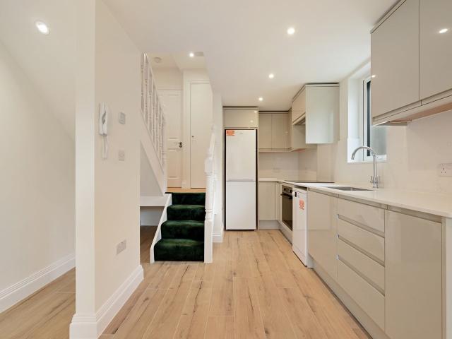 Flat for rent in New Southgate, Greater London