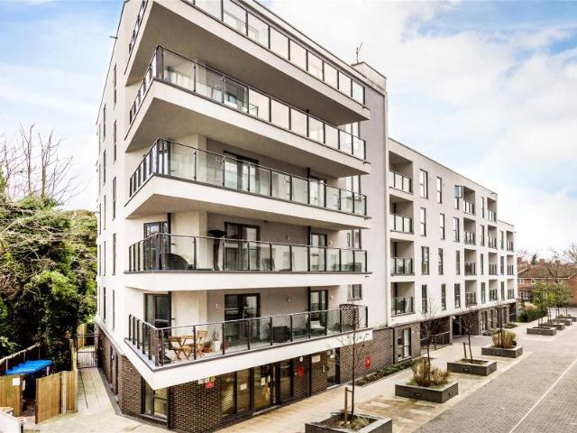 Flat for rent in Horsell, Woking