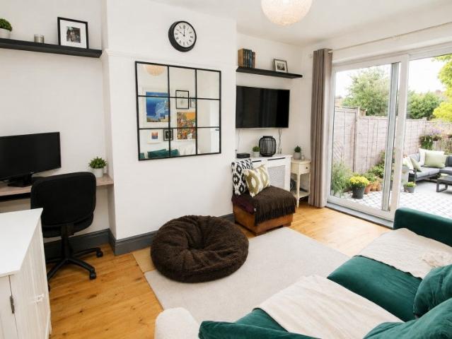 Flat for rent in Staines, Surrey