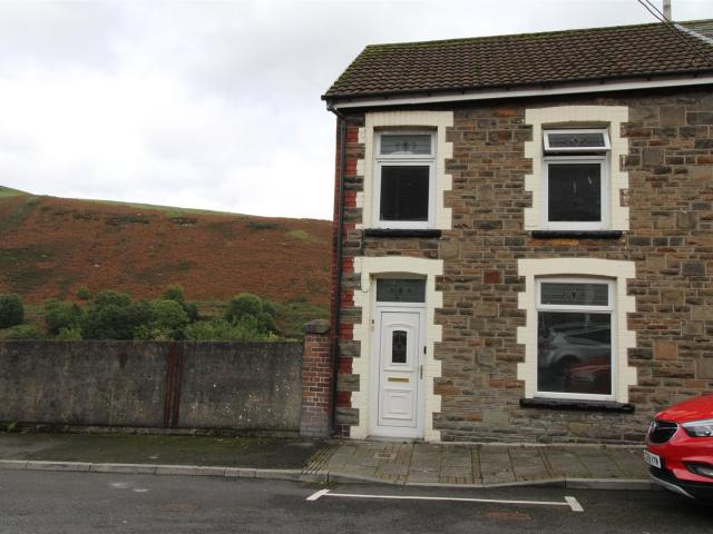 Flat for rent in Pontygwaith, Wales