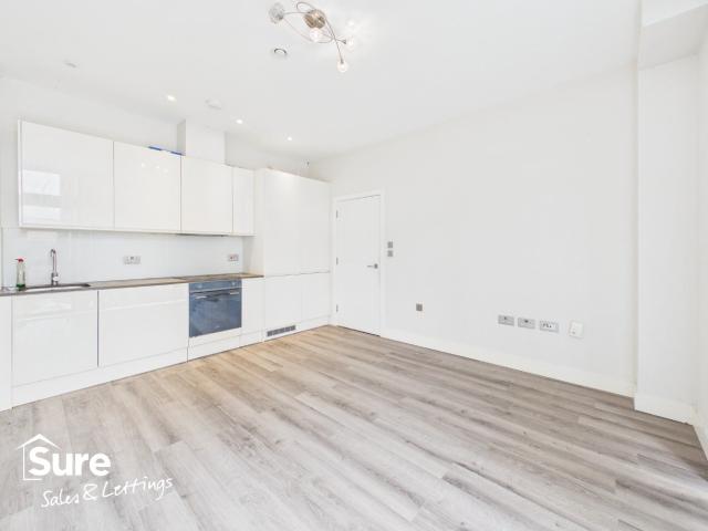 Flat for rent in The Image, Pouchen End