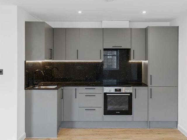 Flat for rent in Pachesham Park, Surrey