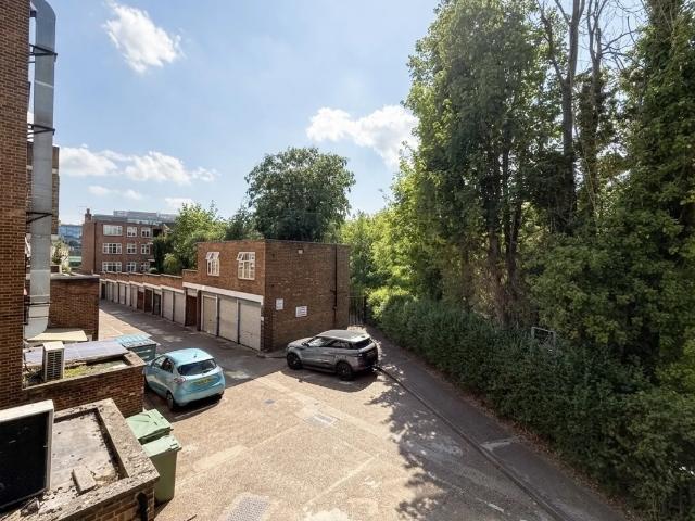 Flat for rent in Carshalton Beeches, Greater London
