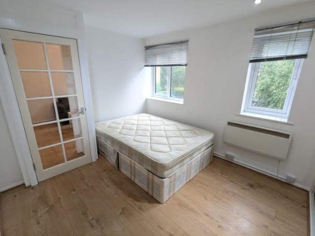 Flat for rent in London Borough of Ealing, Greater London