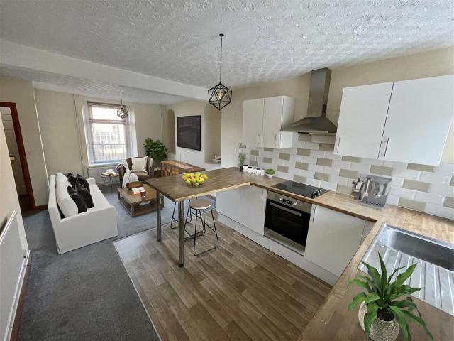 Flat for rent in Cimla, Neath