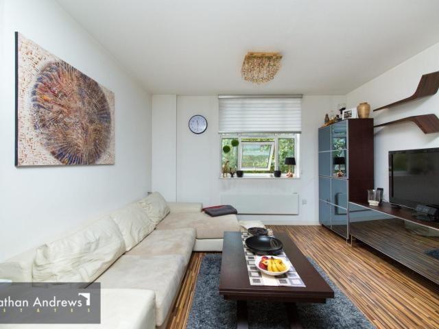 Flat for rent in London Borough of Ealing, Greater London