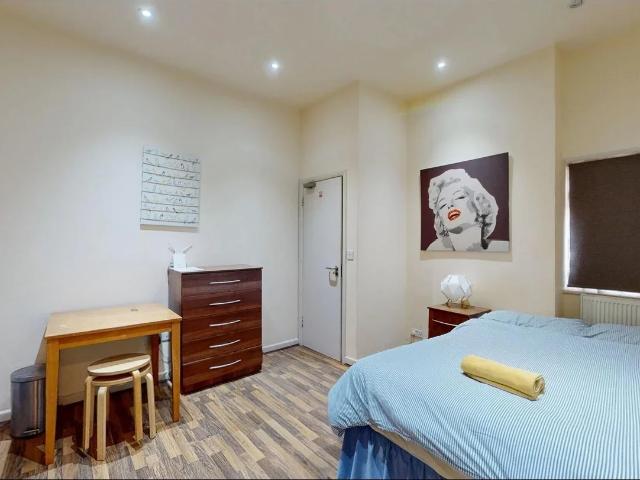 Flat for rent in Brondesbury, Greater London