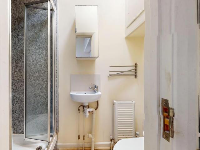 Room for rent in Brondesbury, Greater London