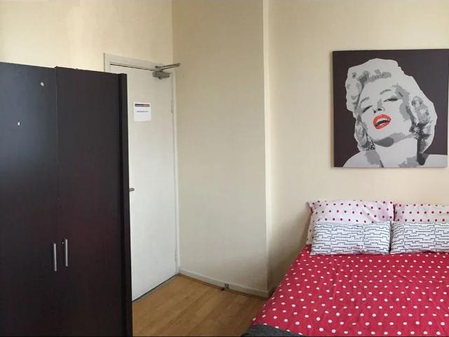 Flat for rent in Brondesbury, Greater London