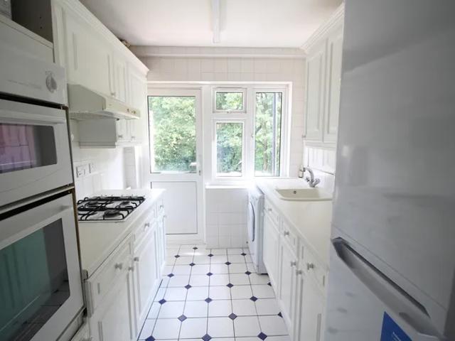 Flat for rent in The Hale, Greater London