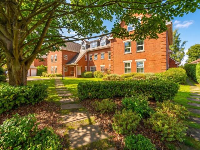 Flat for rent in Horsell, Woking