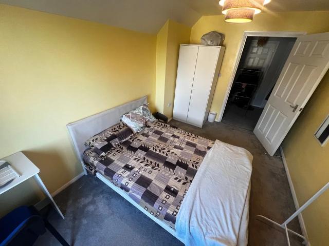 Flat for rent in Roundshaw, Greater London