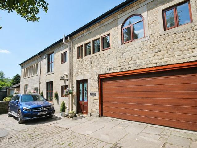 Flat for rent in Burnedge, Greater Manchester
