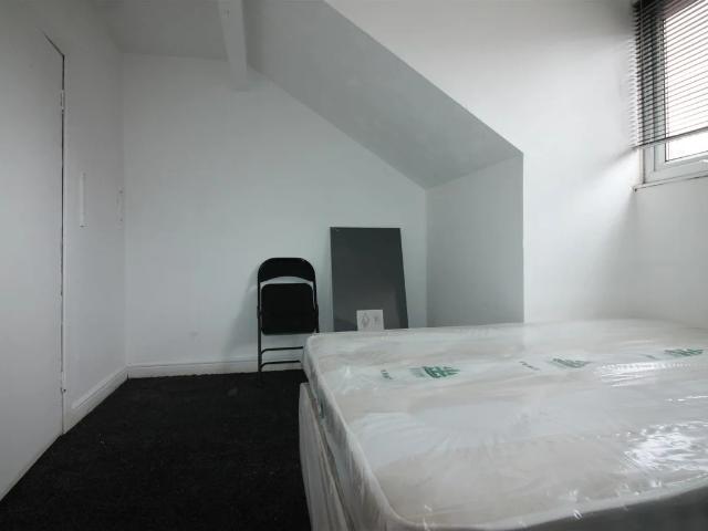 Flat for rent in Hyde Park, West Yorkshire