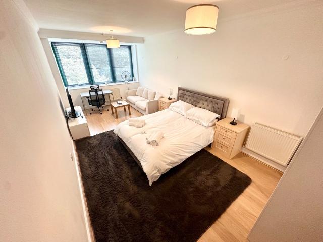 Flat for rent in London Borough of Ealing, Greater London