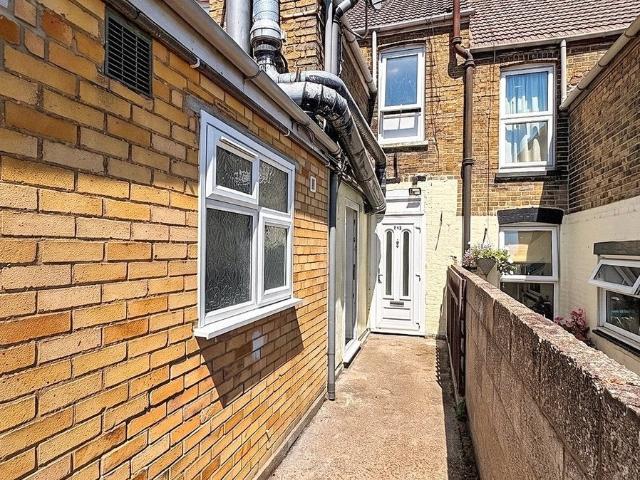 Flat for rent in Strood