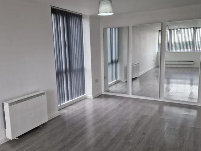 Flat for rent in Calderstones