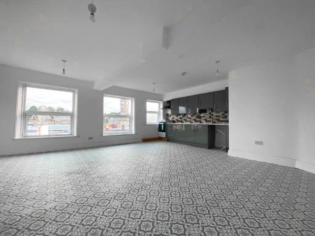 Flat for rent in Deeplish, Burnedge