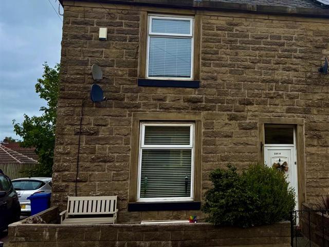 Flat for rent in Kirklees, Bury