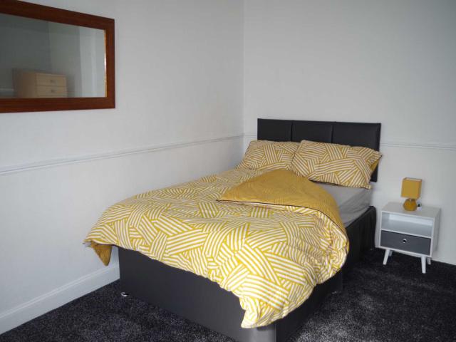 Flat for rent in Kirklees, Bury