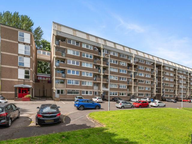 Flat for rent in Hillpark, Scotland