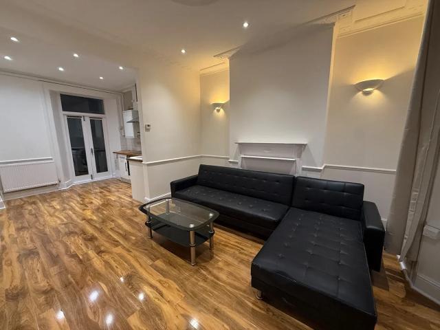 Flat for rent in Camberwell, Greater London