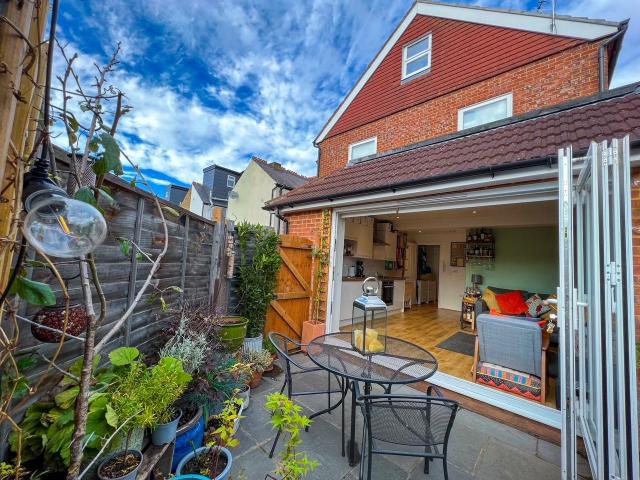 Flat for rent in Elmbridge, Surrey