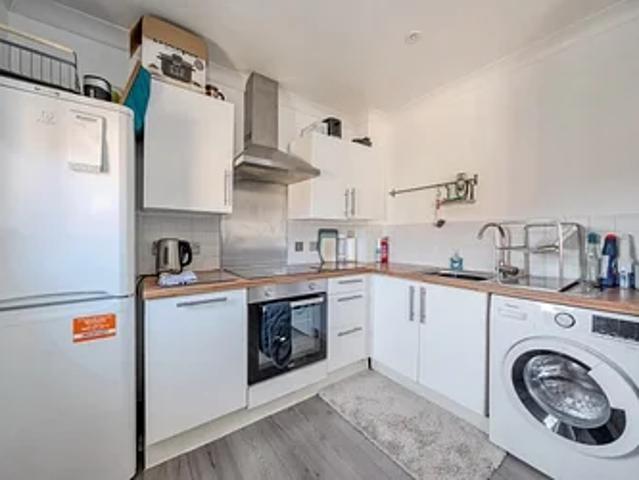 Flat for rent in London Borough of Merton, Collier's Wood