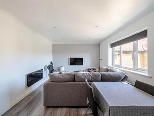 Flat for rent in London Borough of Merton, Collier's Wood