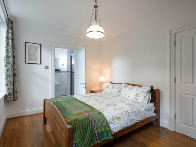 Flat for rent in Highbury, Highbury