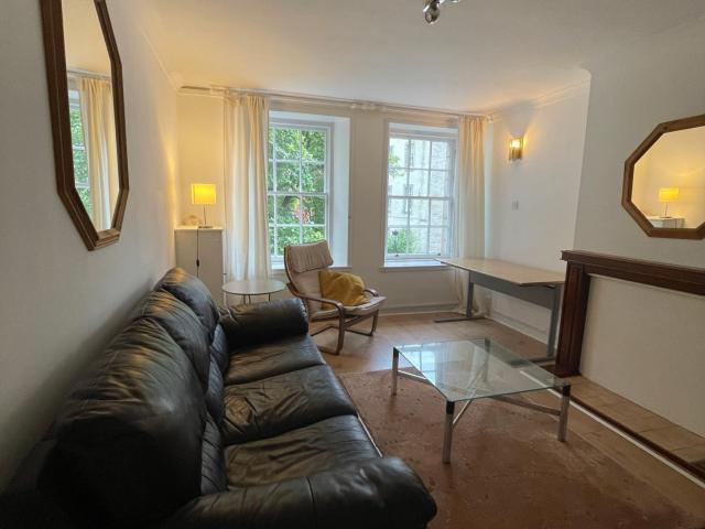 Flat for rent in Canongate, Old Town