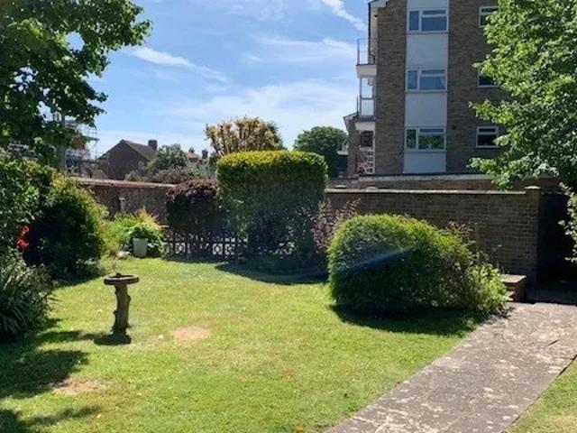 Flat for rent in Upperton, Eastbourne