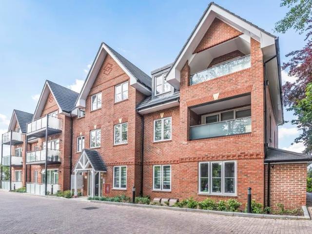 Flat for rent in Northwood, Greater London