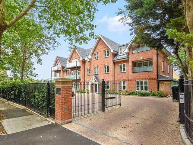 Flat for rent in Northwood, Greater London
