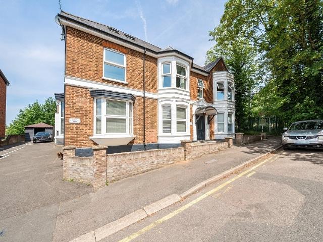 Flat for rent in Hatching Green, Five Acres