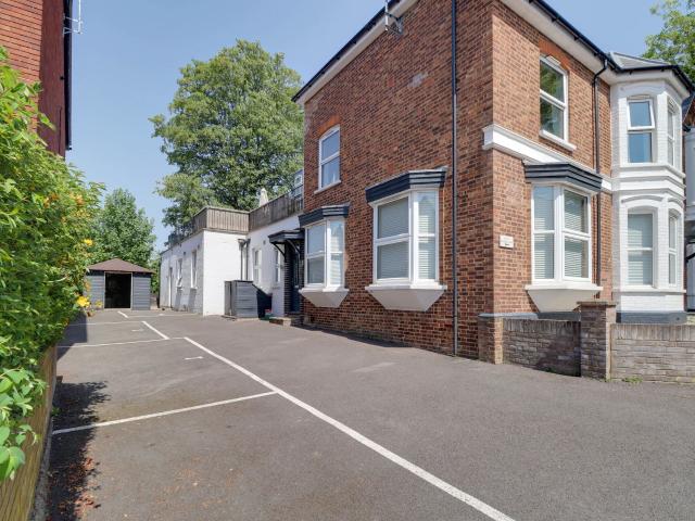 Flat for rent in Hatching Green, Five Acres
