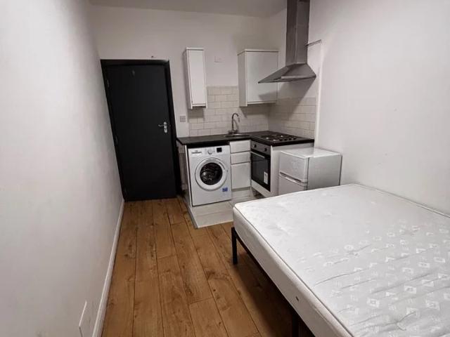 Flat for rent in Queen's Park, Greater London