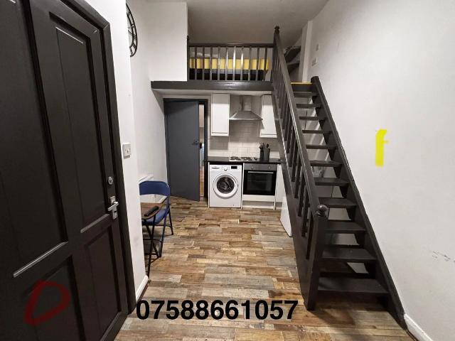 Flat for rent in Queen's Park, Greater London